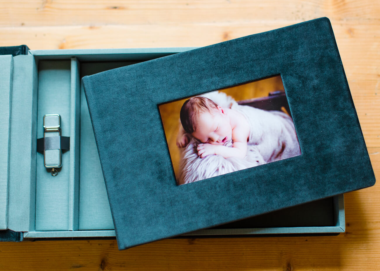 Fotoalbum mit grünem Samteinband und passender Box