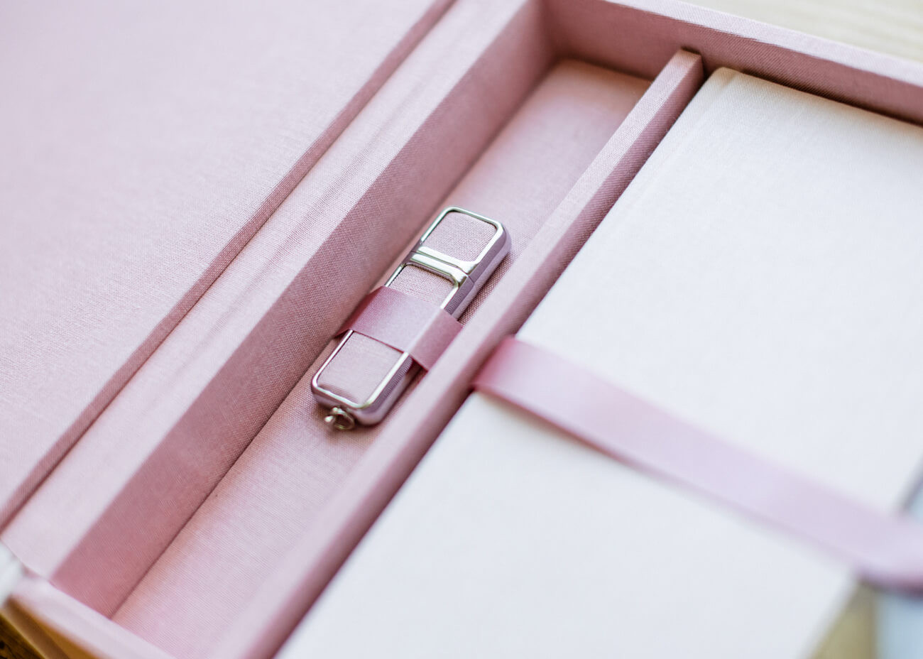 rosafarbener USB Stick in Albumbox