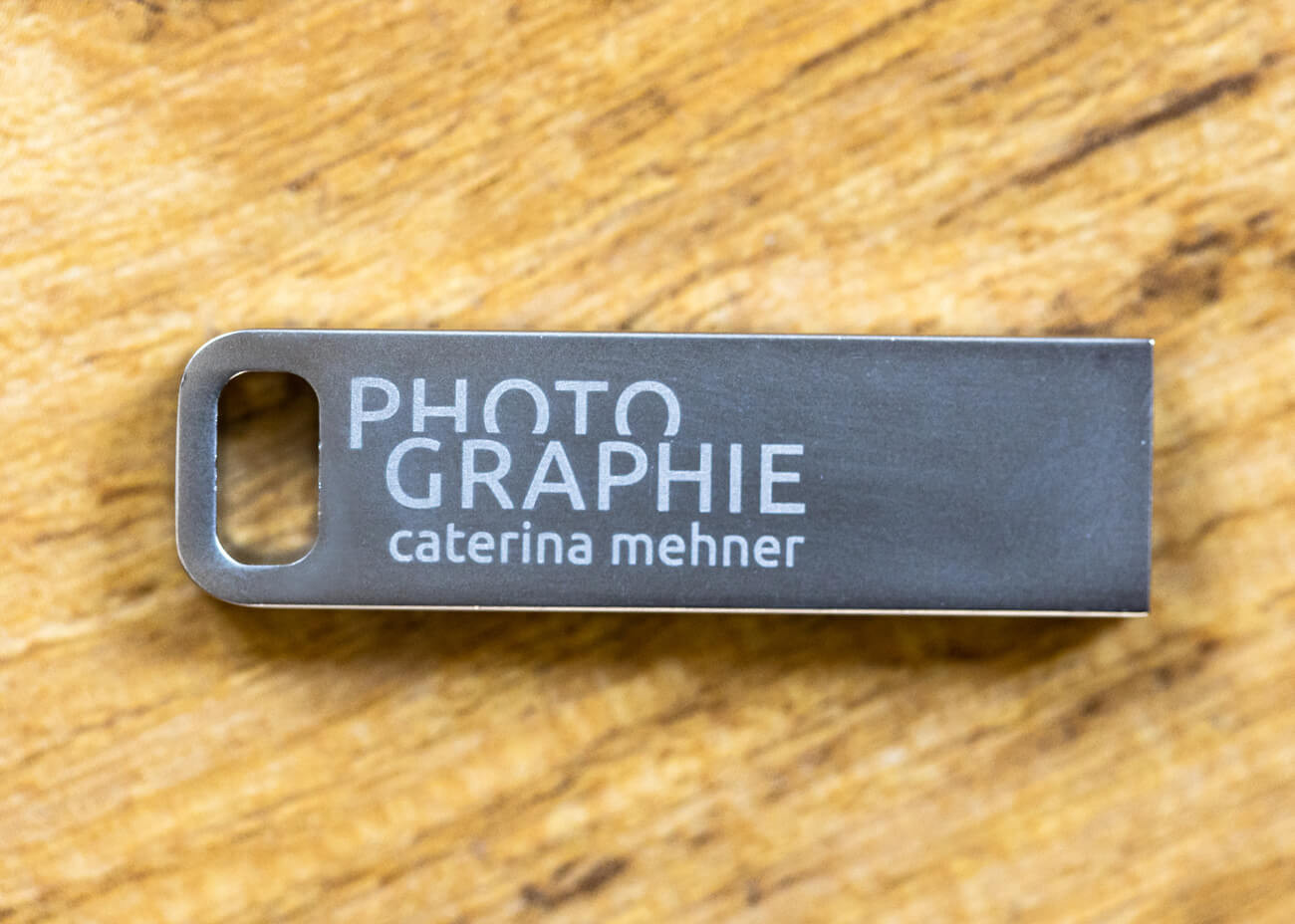 USB Stick mit graviertem Logo von Photographie Caterina Mehner