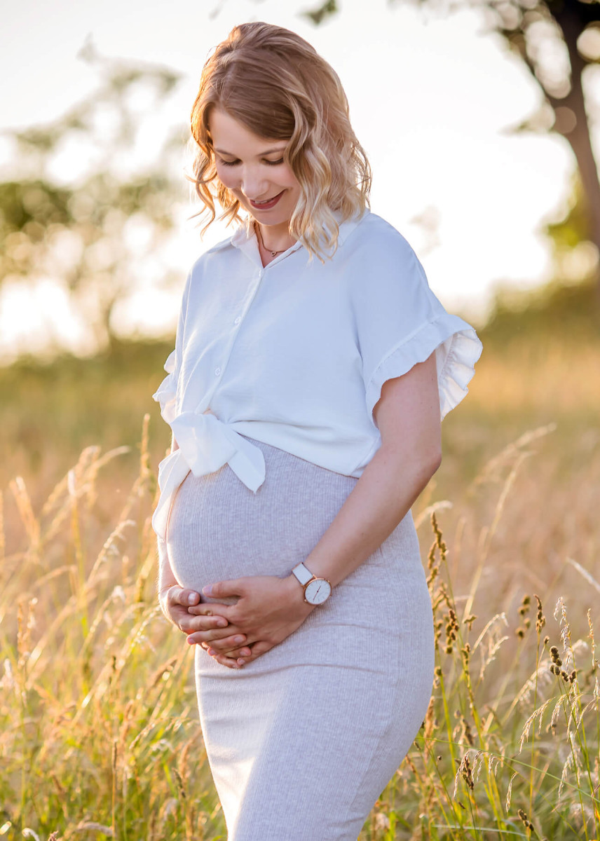 Schwangere mit Stickkleid in Wiese, Babybauchfotos Erzgebirge