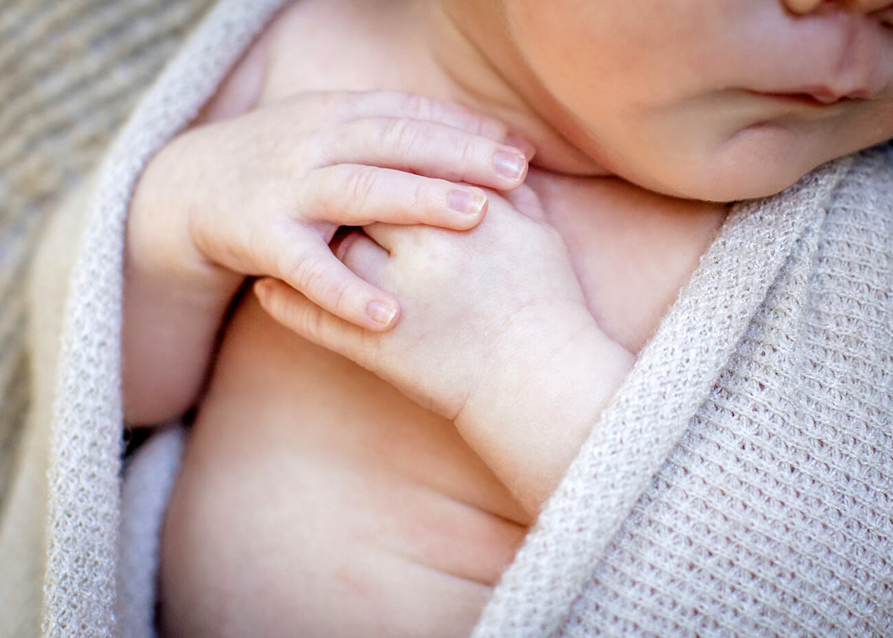 gefaltete Babyhändchen, Babyfotografin Erzgebrige