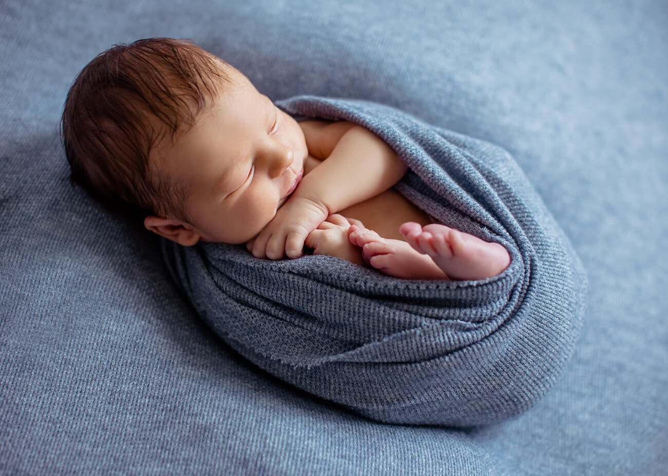 gewrapptes Baby in blauem Wrapp, Babyfotos Erzgebirge