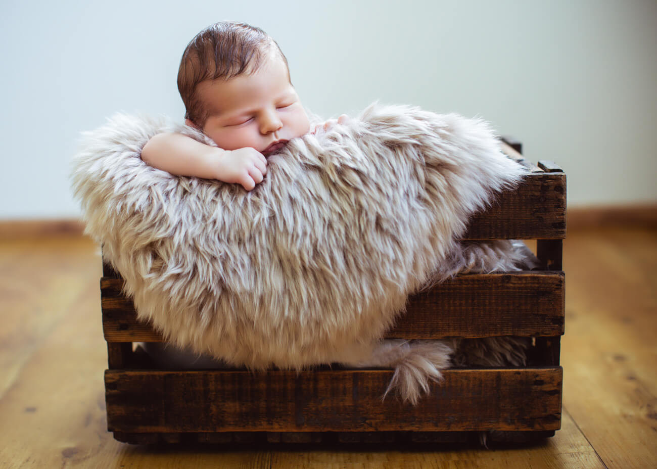 schlafendes Baby in Holzkiste