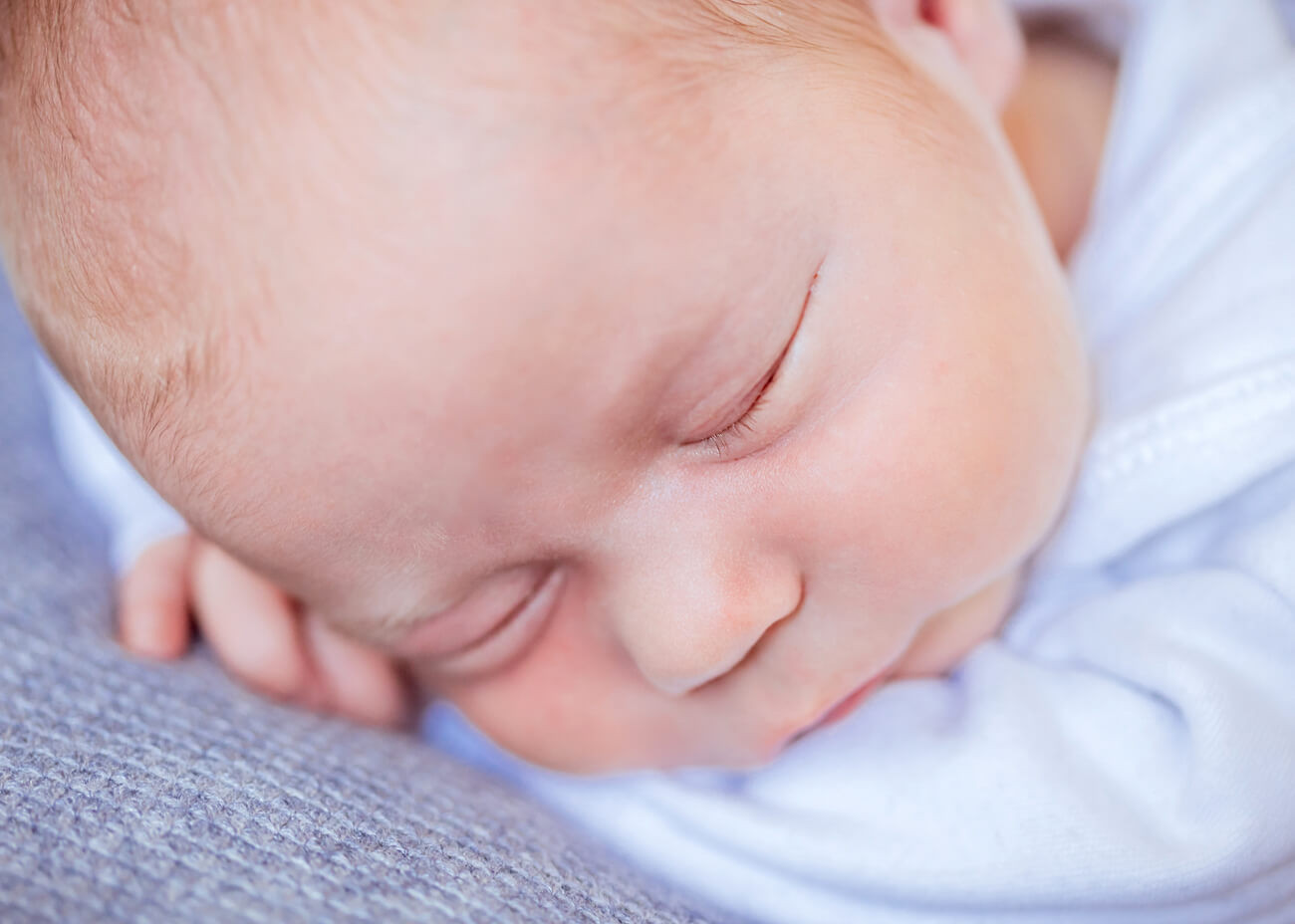 Kopfbild schlafendes Baby auf Bauch liegend