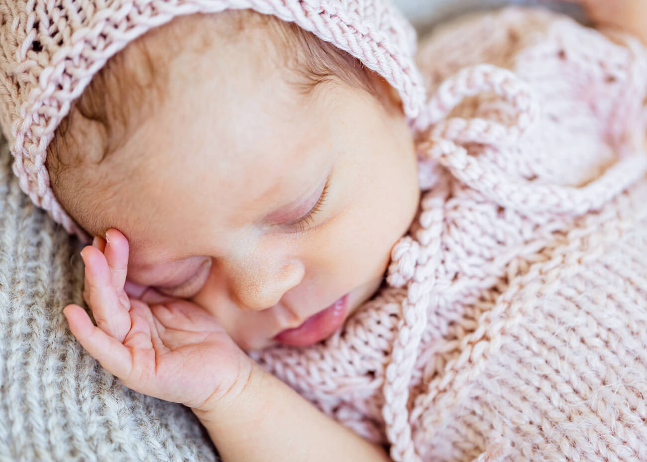 Baby mit rosa Mützchen und rosa Body