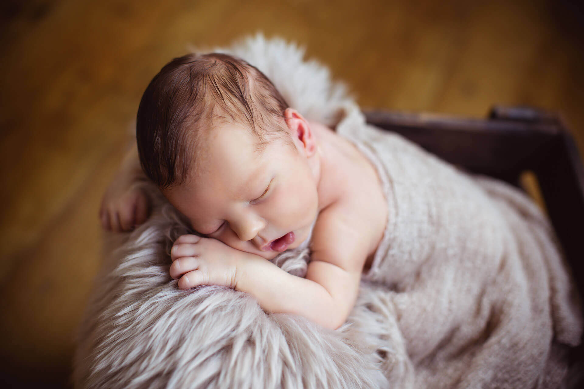 schlafendes Baby auf einem Fell, Babybilder Erzgebirge