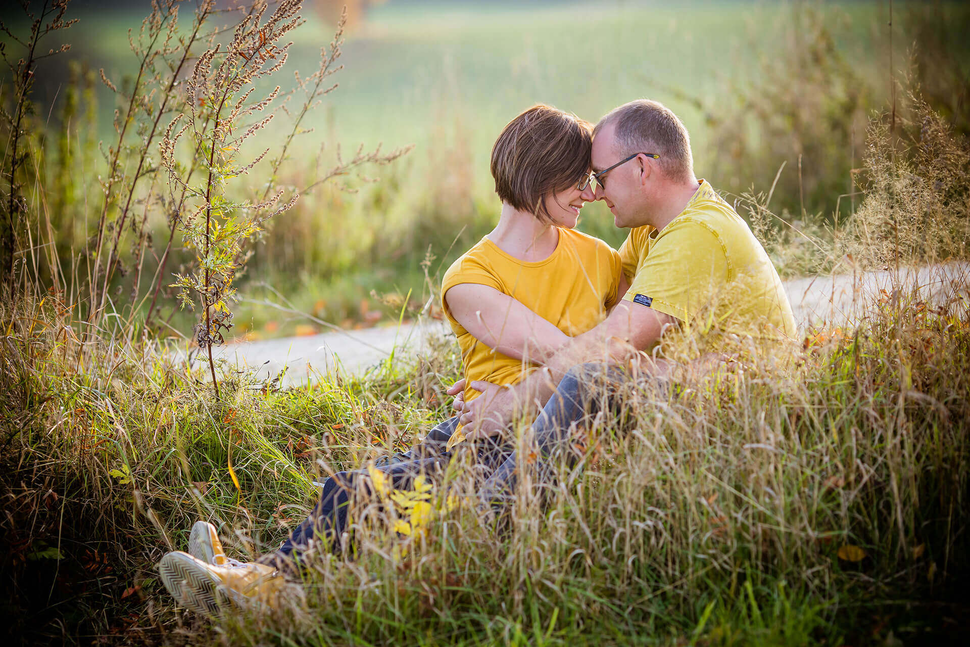 Paar sitzend in der Natur, Paarfotoshooting im Erzgebirge